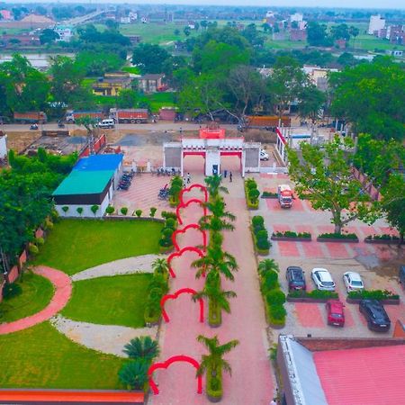 Hotel Sukhdeo Palace Gajá Kültér fotó