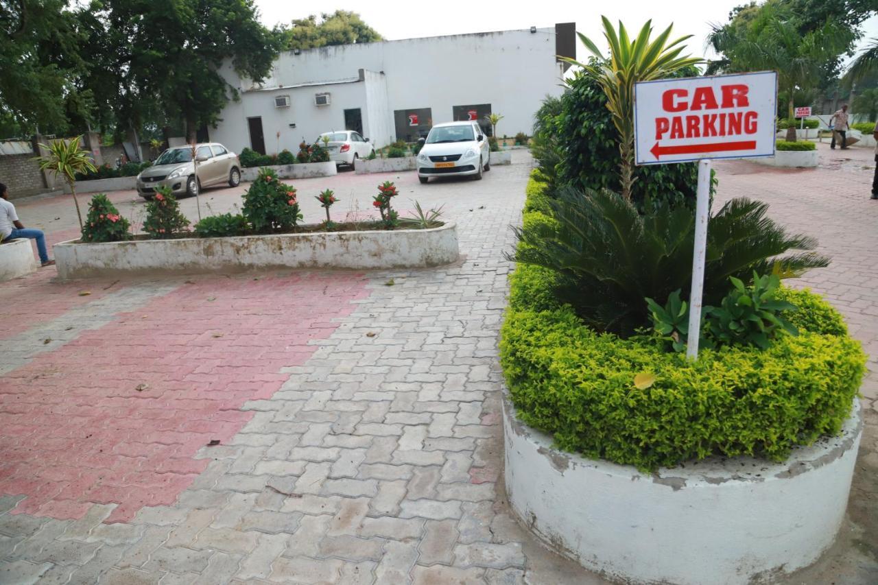 Hotel Sukhdeo Palace Gajá Kültér fotó