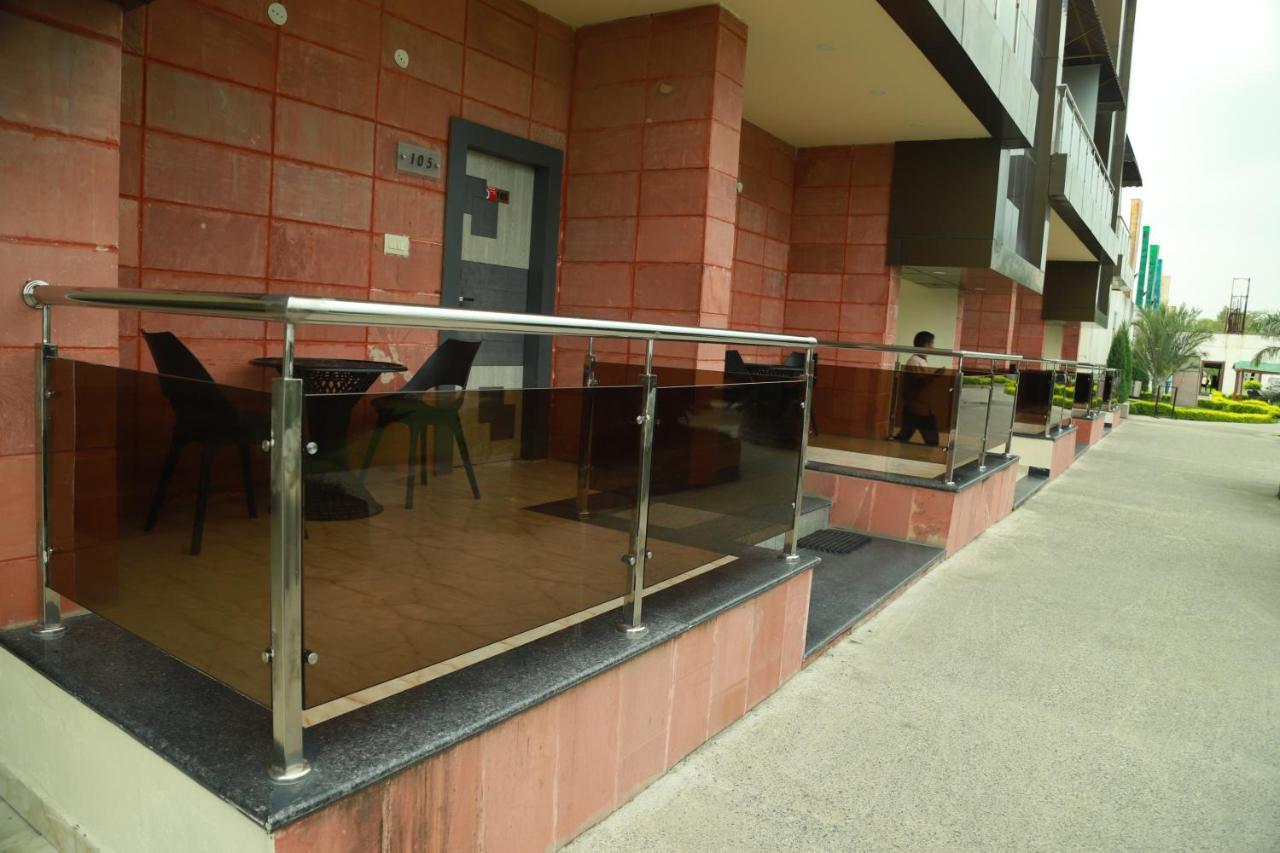 Hotel Sukhdeo Palace Gajá Kültér fotó