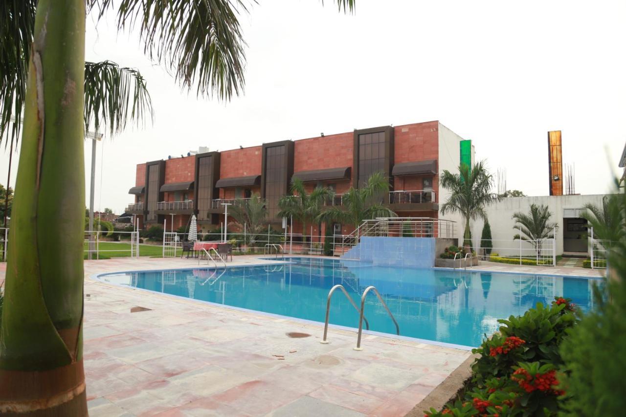 Hotel Sukhdeo Palace Gajá Kültér fotó