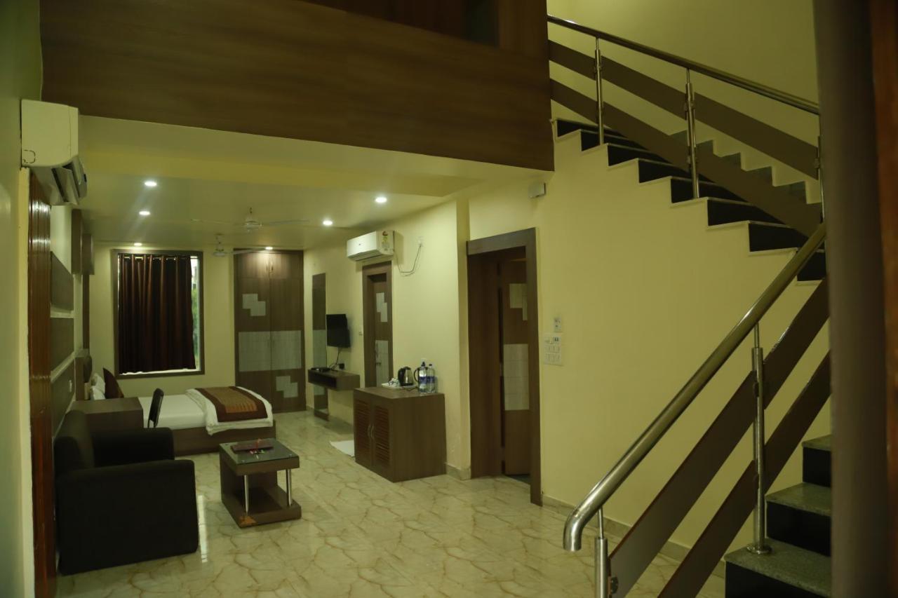 Hotel Sukhdeo Palace Gajá Kültér fotó